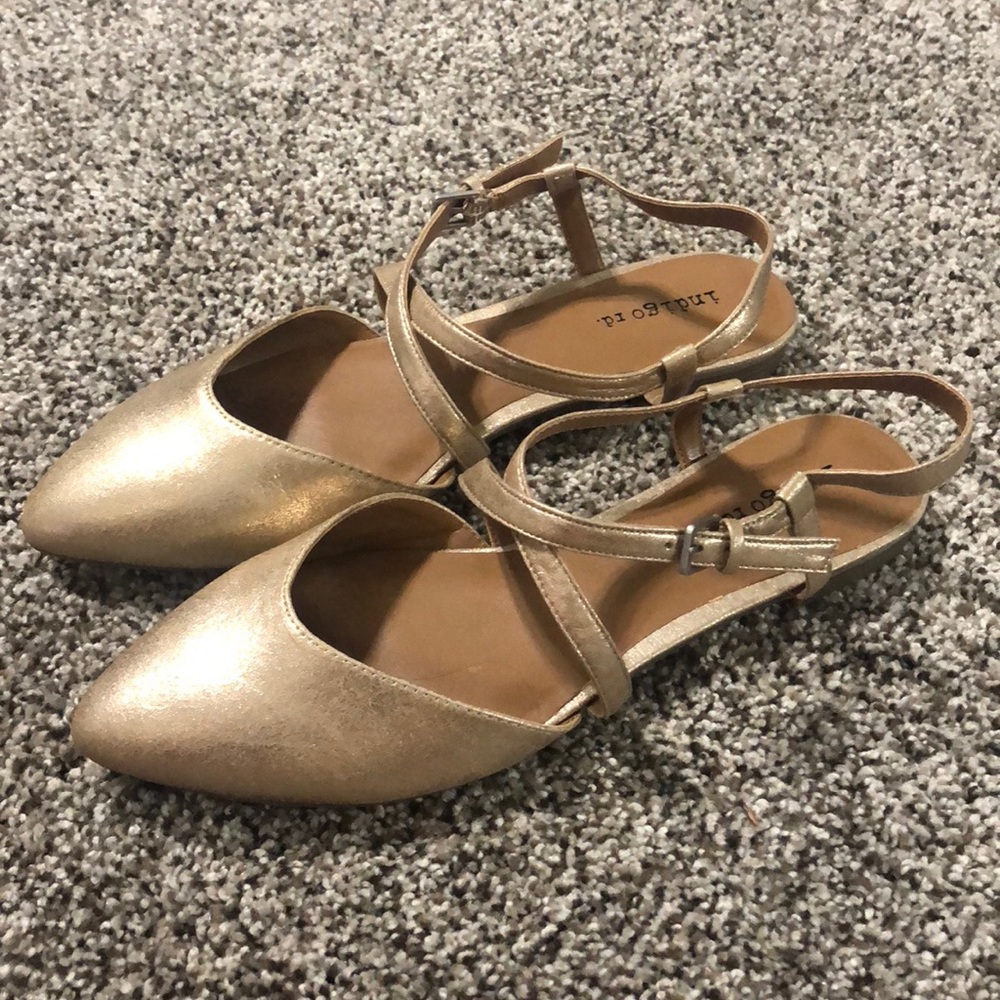 So cute!!! Size 8 gold strappy flats! Brand new.